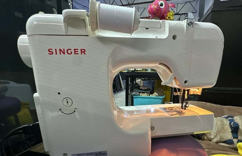 Singer 2639 Sewing Machine - Picture 1 of 7